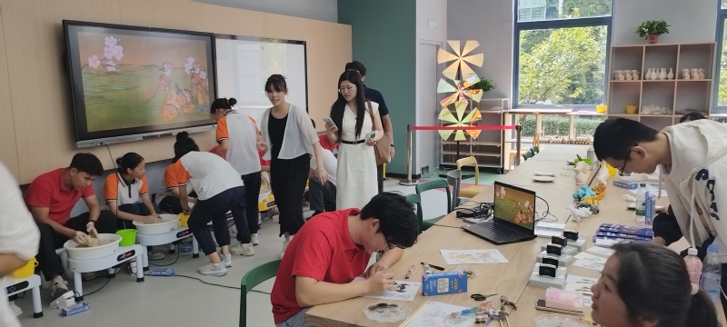 艺术设计学院青少年职业体验区迎...
